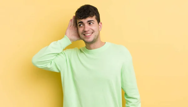 Mladý Pohledný Muž Usmívá Zvědavě Dívá Stranou Pokouší Poslouchat Klepy — Stock fotografie