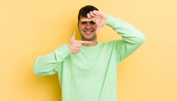 Genç Yakışıklı Adam Mutlu Arkadaş Canlısı Pozitif Hissediyor Gülümsüyor Elleriyle — Stok fotoğraf