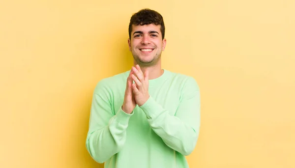 Joven Hombre Guapo Sintiéndose Feliz Exitoso Sonriendo Aplaudiendo Diciendo Felicitaciones —  Fotos de Stock