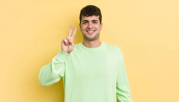 Junger Gutaussehender Mann Lächelt Und Sieht Freundlich Aus Zeigt Die — Stockfoto