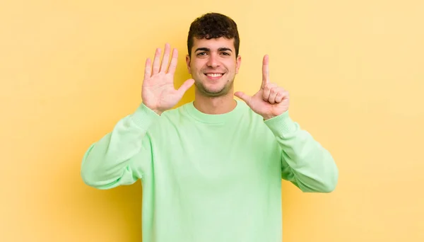 Jovem Bonito Homem Sorrindo Olhando Amigável Mostrando Número Sete Sétimo — Fotografia de Stock