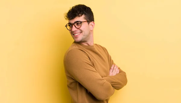 Jovem Homem Bonito Sorrindo Alegremente Sentindo Feliz Satisfeito Relaxado Com — Fotografia de Stock