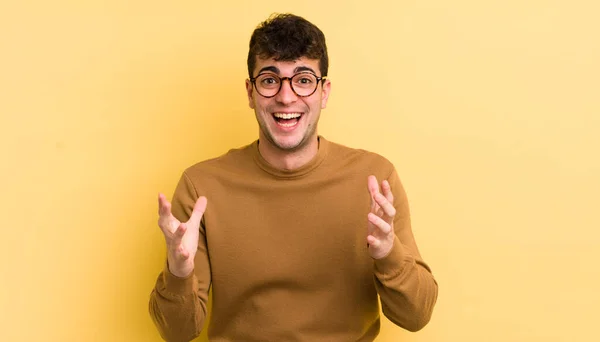 Joven Hombre Guapo Sentirse Feliz Asombrado Afortunado Sorprendido Como Decir — Foto de Stock