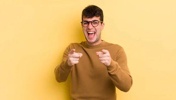 Mladý Pohledný Muž Cítí Šťastný Chladný Spokojený Uvolněný Úspěšný Ukazuje — Stock fotografie