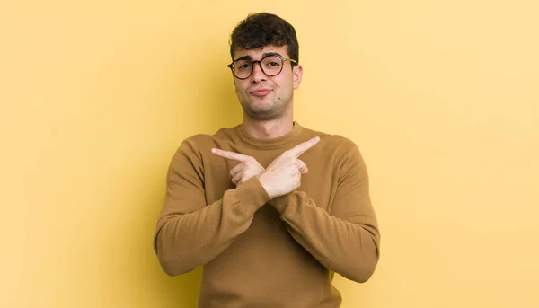 Junger Gutaussehender Mann Der Verwirrt Und Verwirrt Wirkt Unsicher Ist — Stockfoto