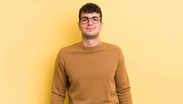 Jovem Bonito Homem Sorrindo Positivamente Confiantemente Olhando Satisfeito Amigável Feliz — Fotografia de Stock