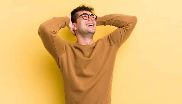 Junger Gutaussehender Mann Lächelt Und Fühlt Sich Entspannt Zufrieden Und — Stockfoto