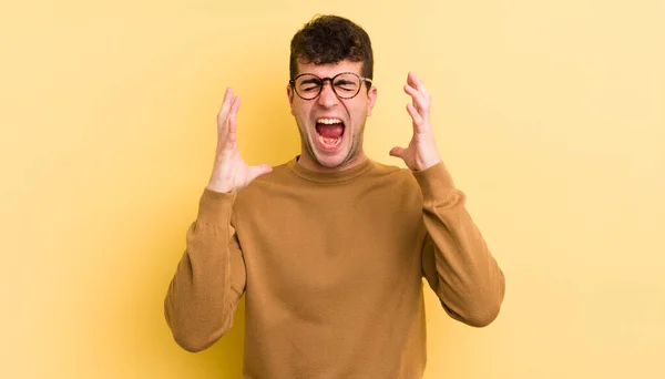 Genç Yakışıklı Adam Öfkeyle Bağırıyor Stresli Hissediyor Ellerini Havaya Kaldırıp — Stok fotoğraf