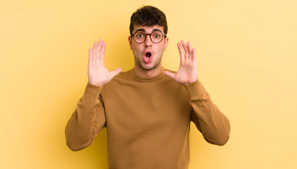Young Handsome Man Looking Shocked Astonished Jaw Dropped Surprise Realizing — Stock Photo, Image