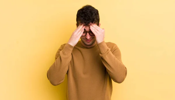 Jovem Bonito Homem Olhando Estressado Frustrado Trabalhando Sob Pressão Com — Fotografia de Stock