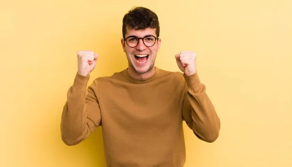Genç Yakışıklı Adam Mutlu Şaşırmış Gururlu Bağırıyor Başarıyı Büyük Bir — Stok fotoğraf