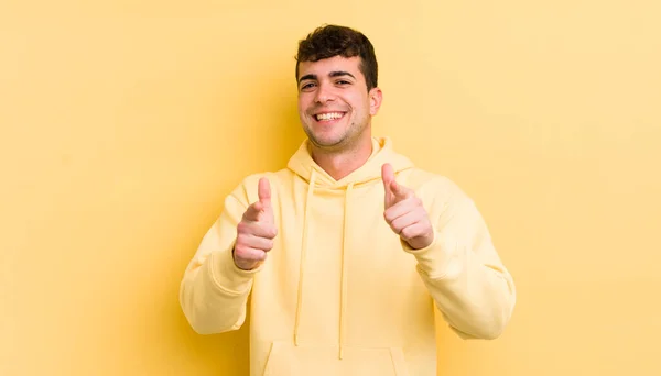 Mladý Pohledný Muž Usmívá Pozitivním Úspěšným Šťastným Postojem Ukazuje Fotoaparát — Stock fotografie
