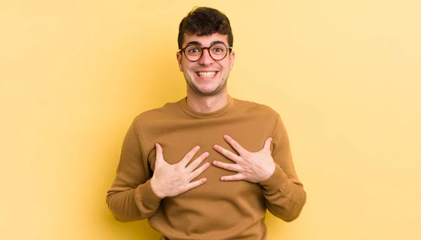 Giovane Bell Uomo Che Sembra Felice Sorpreso Orgoglioso Eccitato Indicando — Foto Stock