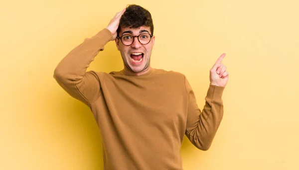 Jonge Knappe Man Lachen Kijken Blij Positief Verrast Realiseert Zich — Stockfoto