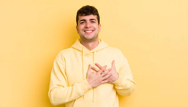 Jovem Homem Bonito Sentindo Romântico Feliz Apaixonado Sorrindo Alegremente Mãos — Fotografia de Stock