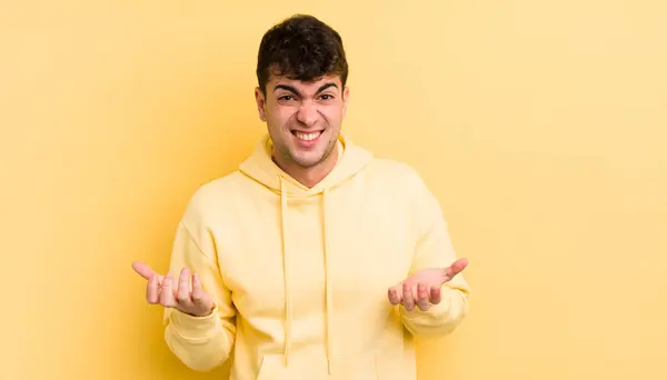 Jovem Homem Bonito Sentindo Sem Noção Confuso Não Tenho Certeza — Fotografia de Stock