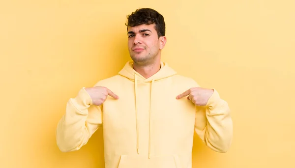 Jovem Bonito Homem Olhando Orgulhoso Positivo Casual Apontando Para Peito — Fotografia de Stock