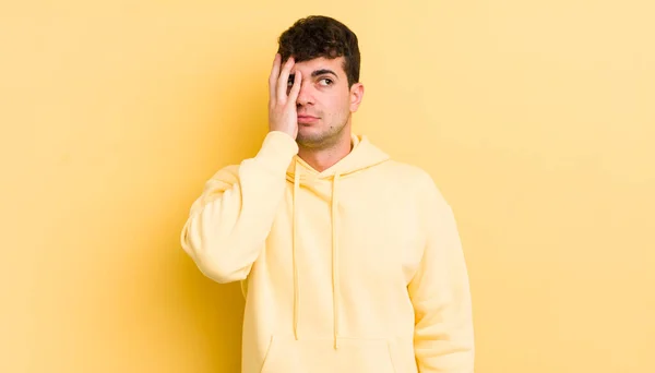 Joven Hombre Guapo Sentirse Aburrido Frustrado Soñoliento Después Una Tarea — Foto de Stock