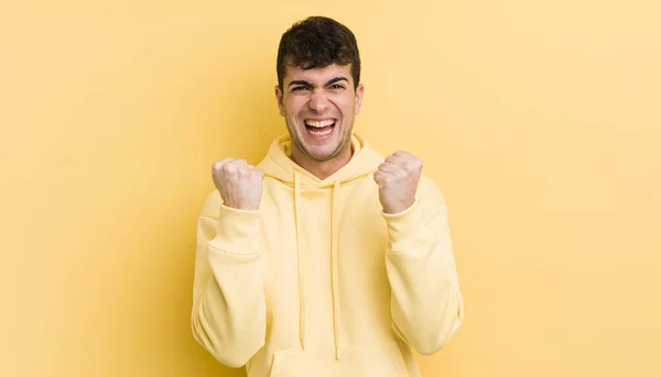 Genç Yakışıklı Adam Zaferle Bağırıyor Gülüyor Mutlu Heyecanlı Hissediyor Başarıyı — Stok fotoğraf