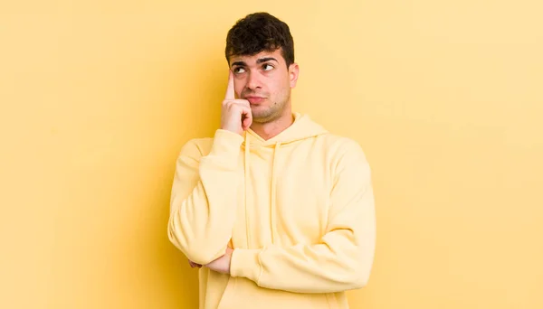 Joven Hombre Guapo Con Una Mirada Concentrada Preguntándose Con Una — Foto de Stock