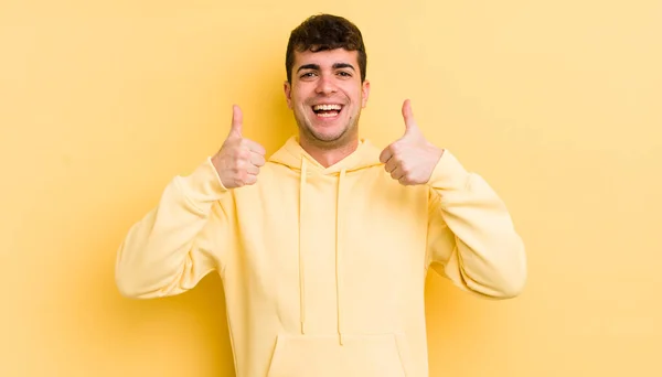 Genç Yakışıklı Adam Gülümsüyor Mutlu Pozitif Kendinden Emin Başarılı Görünüyor — Stok fotoğraf