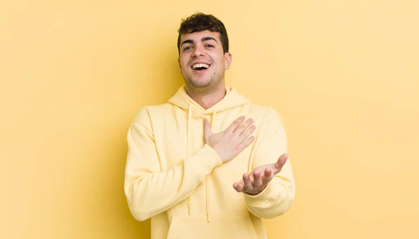 Jovem Homem Bonito Sentindo Feliz Apaixonado Sorrindo Com Uma Mão — Fotografia de Stock