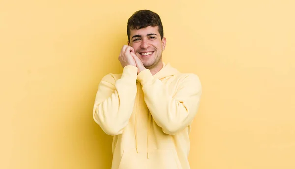 Joven Hombre Guapo Sintiéndose Amor Buscando Lindo Adorable Feliz Sonriendo — Foto de Stock