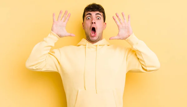 Genç Yakışıklı Adam Elleri Havada Bağırıyor Öfkeli Sinirli Stresli Üzgün — Stok fotoğraf