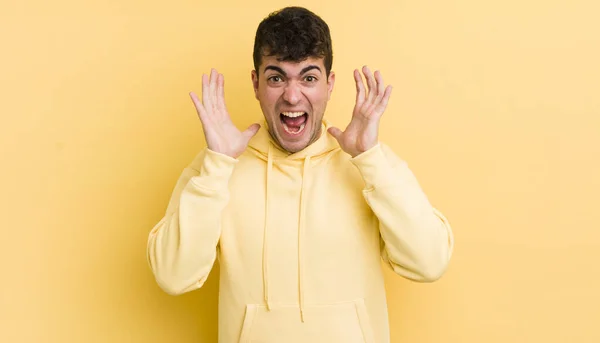 Jovem Homem Bonito Sentindo Chocado Animado Rindo Surpreso Feliz Por — Fotografia de Stock