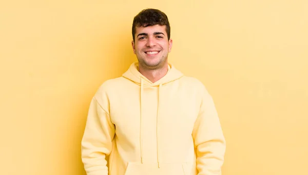Mladý Pohledný Muž Vesele Nenuceně Usmívá Pozitivním Šťastným Sebevědomým Uvolněným — Stock fotografie