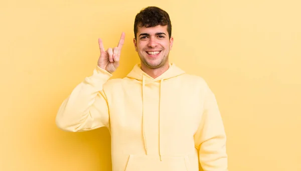 Jovem Homem Bonito Sentindo Feliz Divertido Confiante Positivo Rebelde Fazendo — Fotografia de Stock