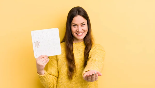 Jovem Mulher Bonita Sorrindo Feliz Com Amigável Oferecendo Mostrando Conceito — Fotografia de Stock