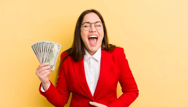 若い可愛い女が陽気な冗談で大声で笑ってた お金の概念 — ストック写真