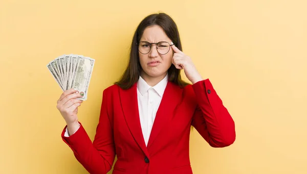 Young Pretty Woman Feeling Confused Puzzled Showing You Insane Money — Stock Photo, Image