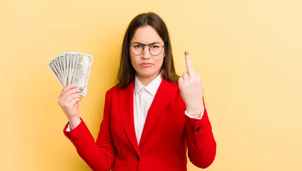 Giovane Bella Donna Sente Arrabbiato Infastidito Ribelle Aggressivo Concetto Denaro — Foto Stock