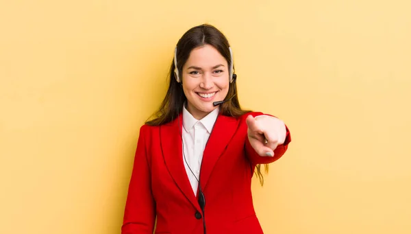 Jovem Mulher Bonita Apontando Para Câmera Escolhendo Você Conceito Telemarketer — Fotografia de Stock