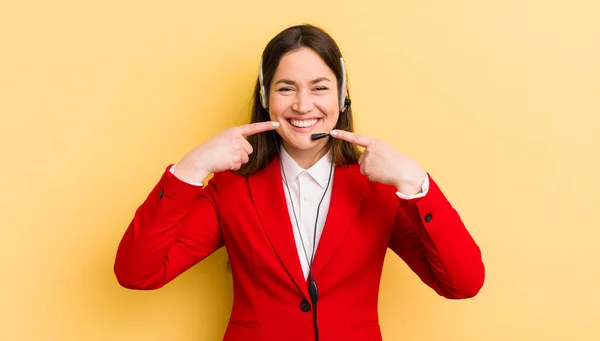 Jovem Mulher Bonita Sorrindo Confiantemente Apontando Para Próprio Sorriso Largo — Fotografia de Stock