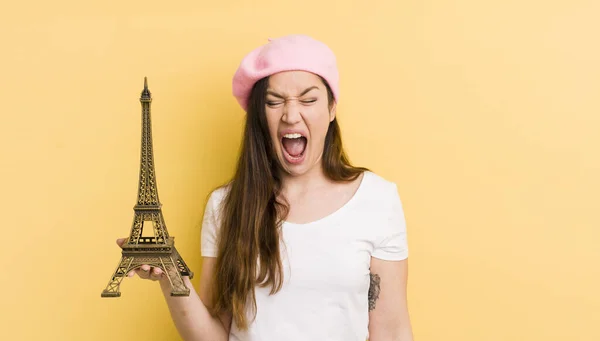 Młoda Ładna Kobieta Krzyczy Agresywnie Wyglądając Bardzo Wściekłą Koncepcja Paryska — Zdjęcie stockowe