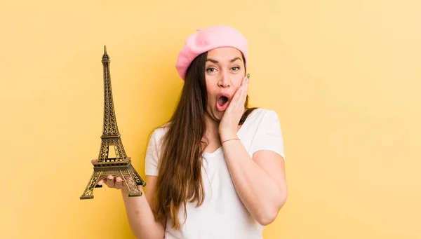 Młoda Piękna Kobieta Czuje Się Zszokowana Przerażona Koncepcja Paryska — Zdjęcie stockowe