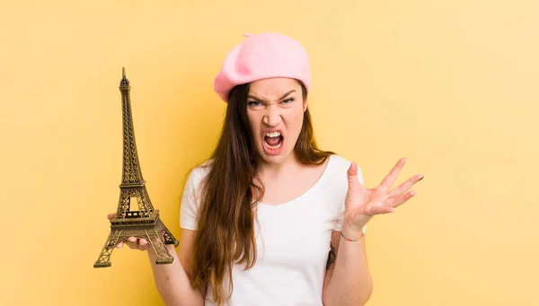 Młoda Piękna Kobieta Wygląda Wściekłą Wkurzoną Sfrustrowaną Koncepcja Paryska — Zdjęcie stockowe