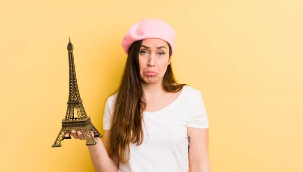 Młoda Ładna Kobieta Smutna Jęcząca Nieszczęśliwym Spojrzeniem Płaczem Koncepcja Paryska — Zdjęcie stockowe