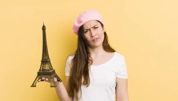 Młoda Piękna Kobieta Czuje Się Zakłopotana Zdezorientowana Koncepcja Paryska — Zdjęcie stockowe