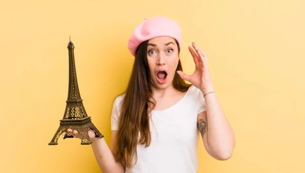 Młoda Ładna Kobieta Krzyczy Rękami Górze Koncepcja Paryska — Zdjęcie stockowe