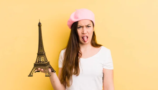 Młoda Piękna Kobieta Czuje Obrzydzenie Irytację Język Wierzchu Koncepcja Paryska — Zdjęcie stockowe