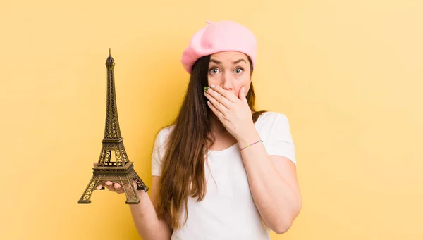 Młoda Ładna Kobieta Zakrywająca Usta Dłońmi Szoku Koncepcja Paryska — Zdjęcie stockowe