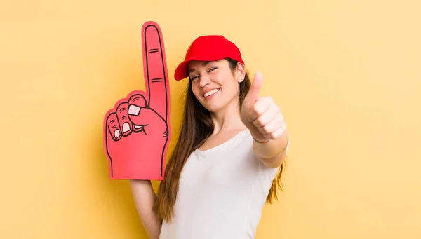 Junge Hübsche Frau Die Stolz Ist Und Mit Erhobenem Daumen — Stockfoto