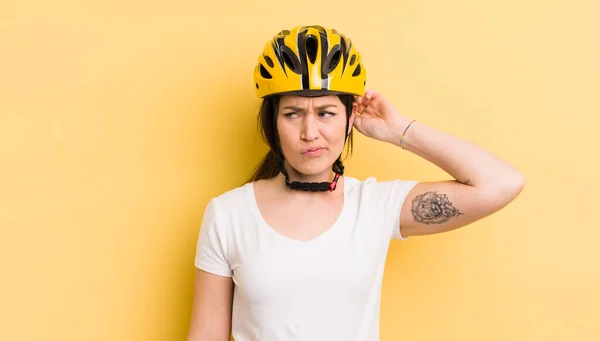 Young Pretty Woman Smiling Happily Daydreaming Doubting Bike Helmet Concept — Zdjęcie stockowe