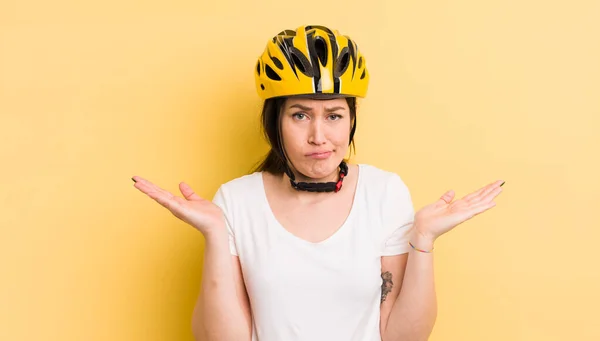 Young Pretty Woman Feeling Puzzled Confused Doubting Bike Helmet Concept — Zdjęcie stockowe