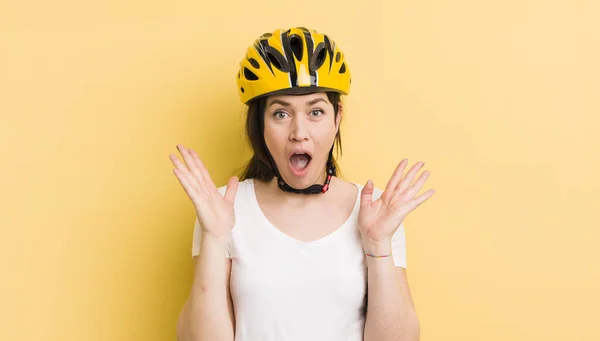 Young Pretty Woman Feeling Happy Astonished Something Unbelievable Bike Helmet — Stockfoto