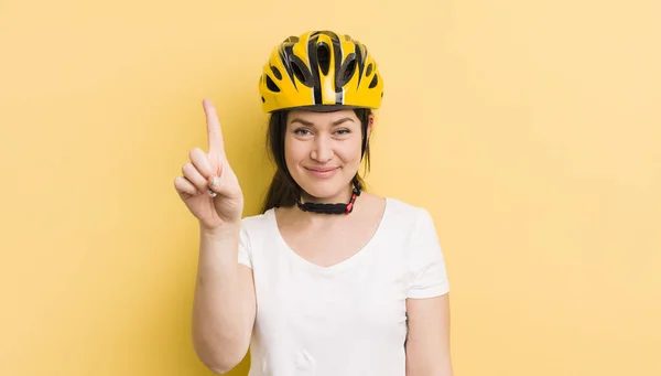 Jeune Jolie Femme Souriante Sympathique Montrant Numéro Concept Casque Vélo — Photo